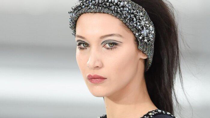 Malfungsi Busana, Gaun Mini Bella Hadid Melorot saat Melenggang di Paris Fashion Week