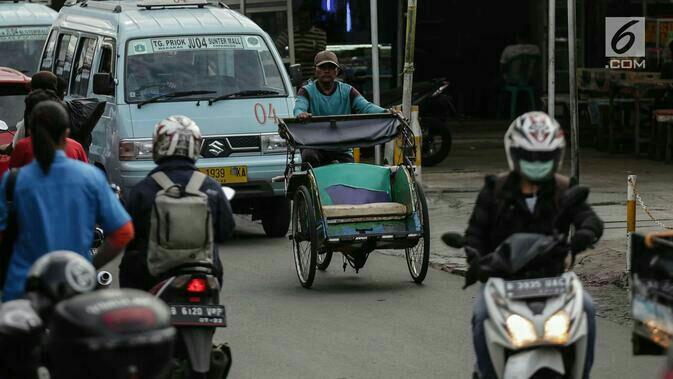 Para Tukang Becak Mulai Masuk Ibu Kota dan Padati Kolong Flyover Bandengan