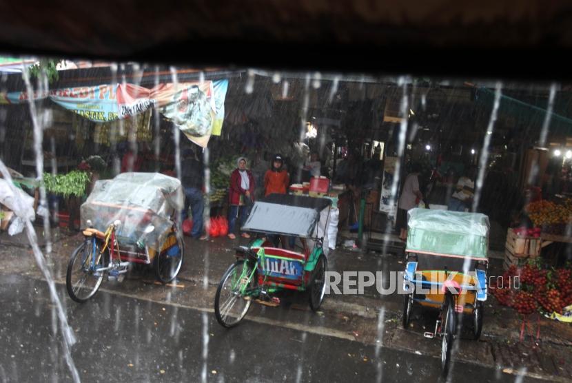 Satpol PP Pergoki Truk Bawa Banyak Becak dari Luar Daerah