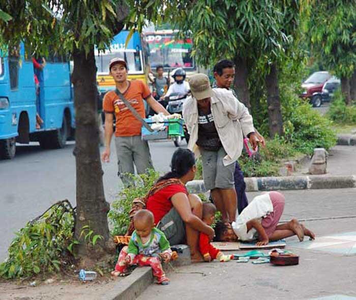 Luruh Bunga di Perempatan