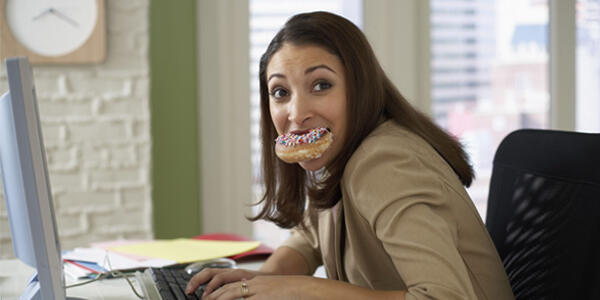 Ternyata ini Alasan Orang Stres Melampiaskan dengan Makan