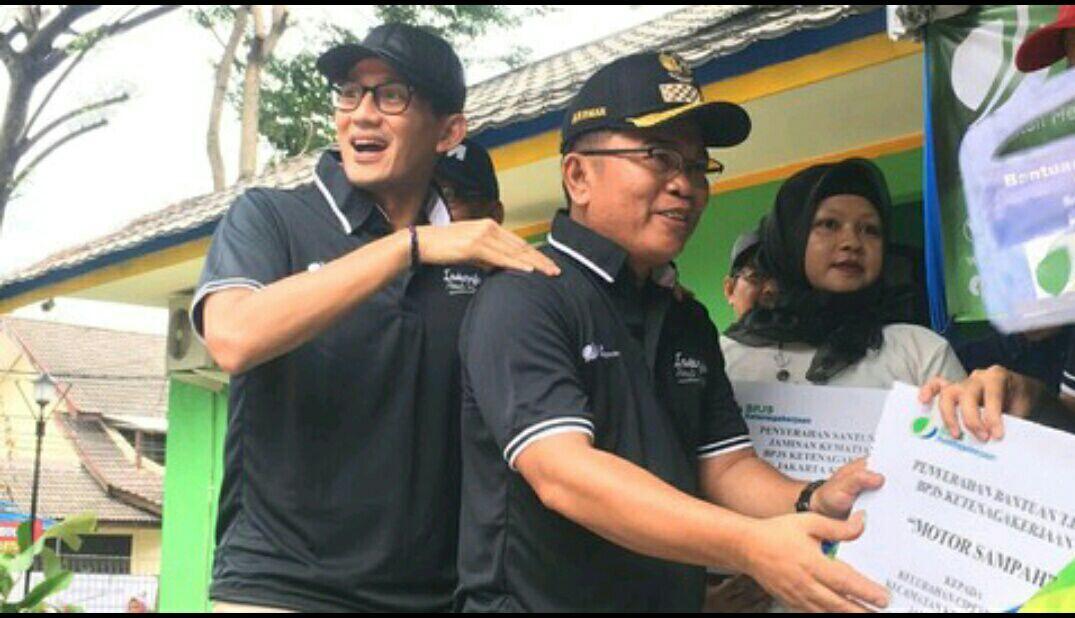 Momen lucu saat Sandiaga PIJAT punggung Camat Kebayoran Baru 