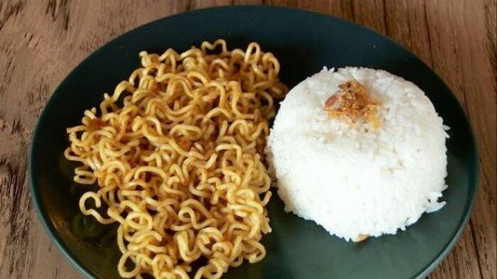 Sering Makan Nasi Bersama Mi Instan? Akibatnya Sangat Berbahaya