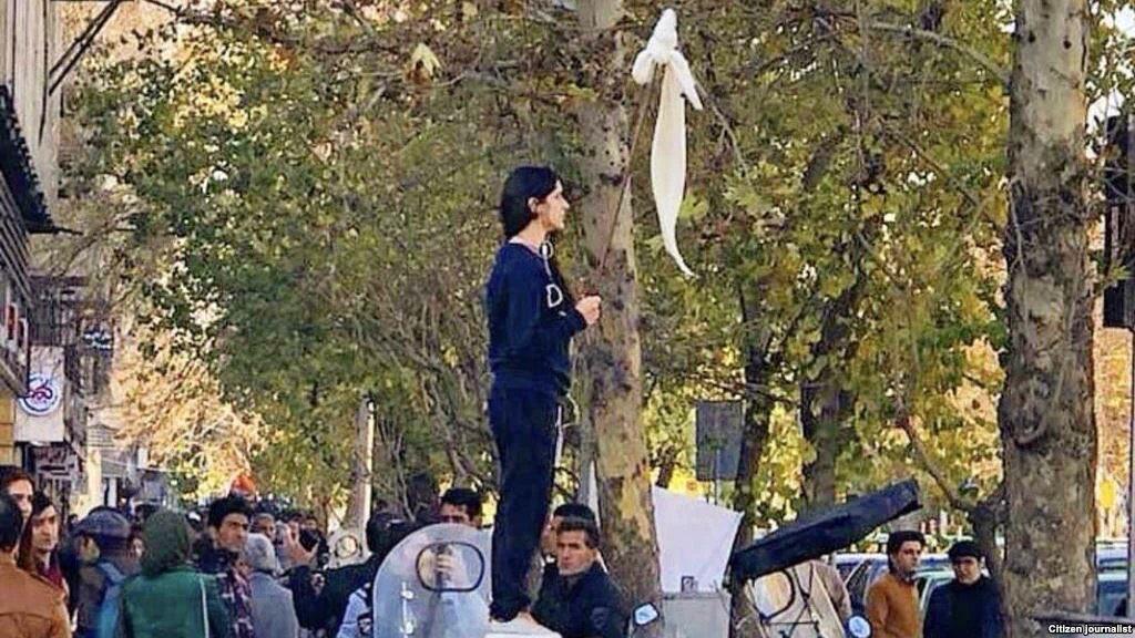 Protes Aturan Wajib Berhijab, Perempuan Iran Ditahan