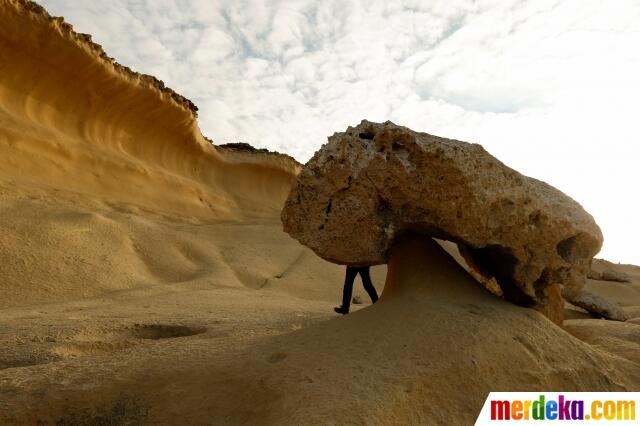 Terkikis Ombak, Batu Ini Berubah Jadi 'Jamur'