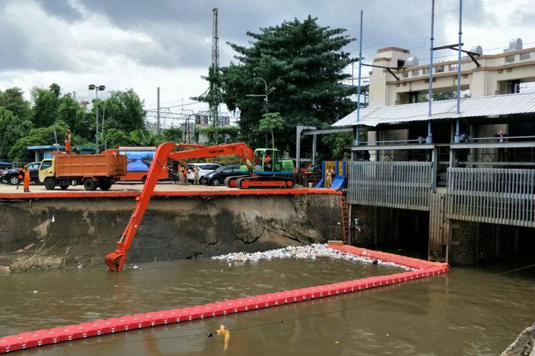 Ketika Anies Saksikan Pengangkutan "Seuprit" Sampah di Pintu Air Manggarai