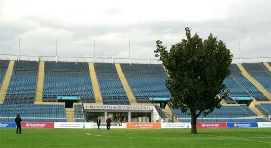 Pohon Di Tengah Stadion Sepak Bola 