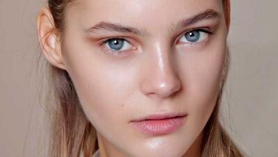 Cara Mudah Agar Make Up Tetap Awet Meski Punya Jenis Kulit Wajah Yang Berminyak!