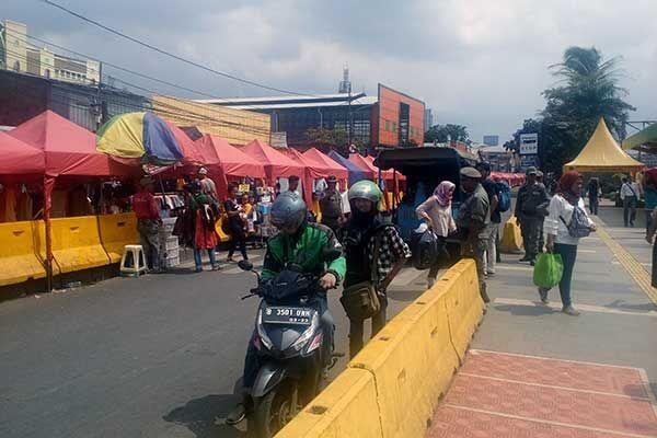 Banyak Sepeda Motor Nekat Melintas Jalan Jati Baru