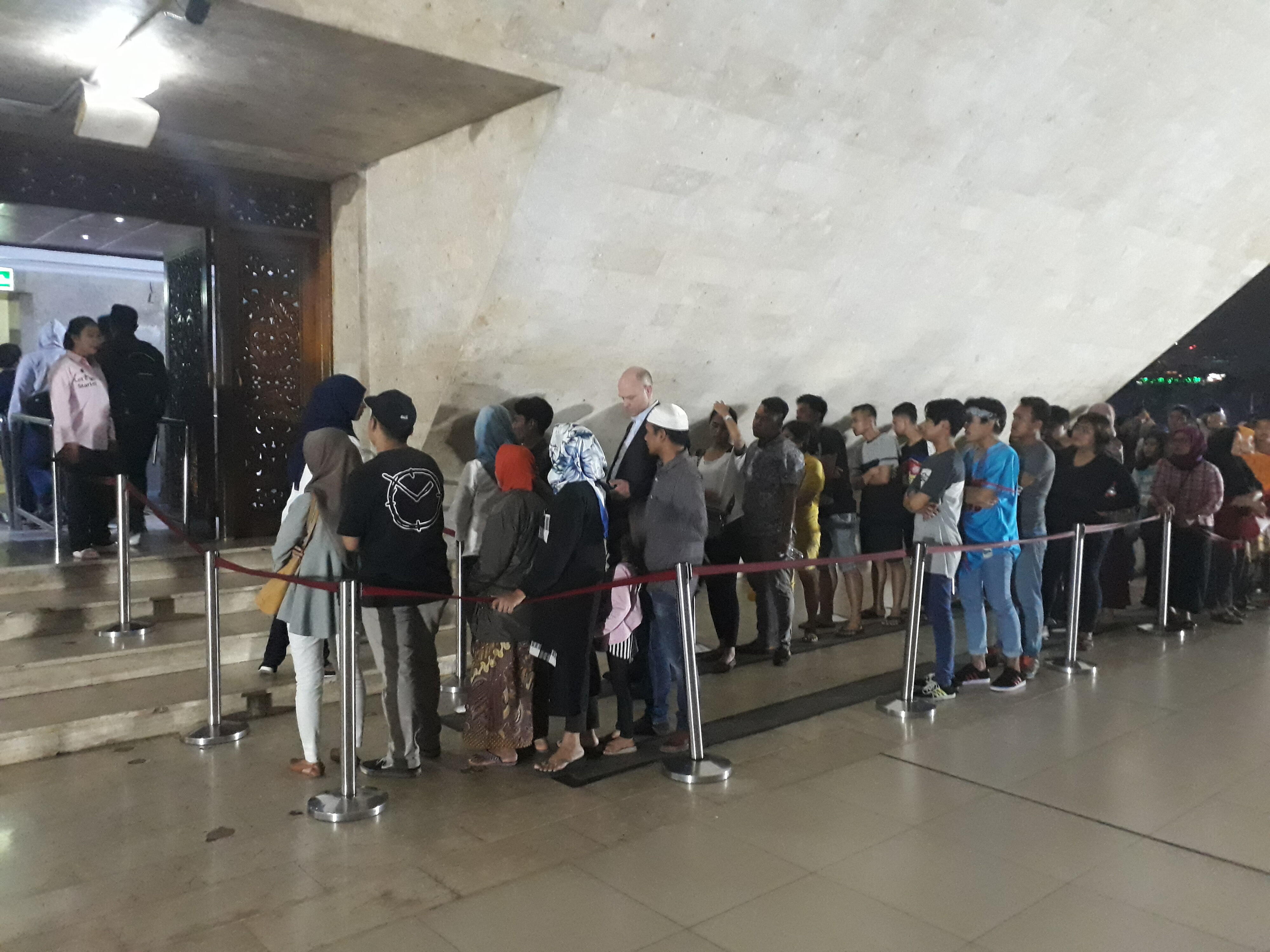 500 Orang Serbu Puncak Monas Tonton Gerhana Bulan