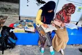 Membaca Buku Gratis Di Halte Bandung