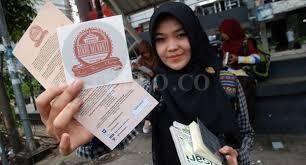 Membaca Buku Gratis Di Halte Bandung