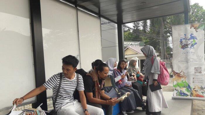 Membaca Buku Gratis Di Halte Bandung