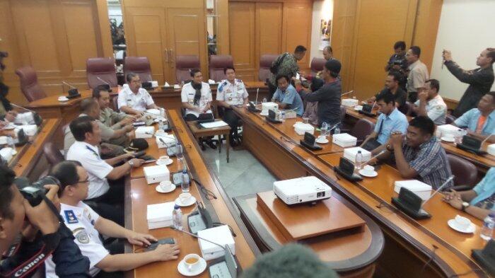 Sandiaga Pekikkan Salam Ok Oce Ke Supir Angkot: Senyumnya Mana