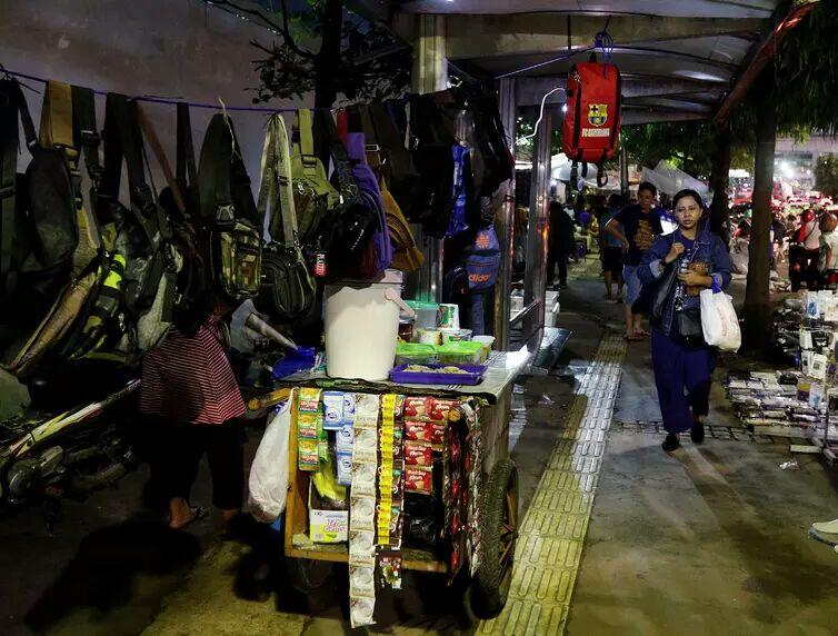 FOTO: Malam Hari, PKL Kuasai Trotoar Sudirman Dekat Halte Benhil