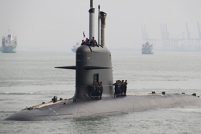 Ritual Mengarak Kapal Selam Kelas Scorpene Ketiga India ke Laut