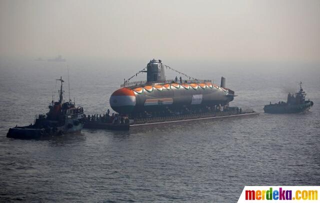 Ritual Mengarak Kapal Selam Kelas Scorpene Ketiga India ke Laut