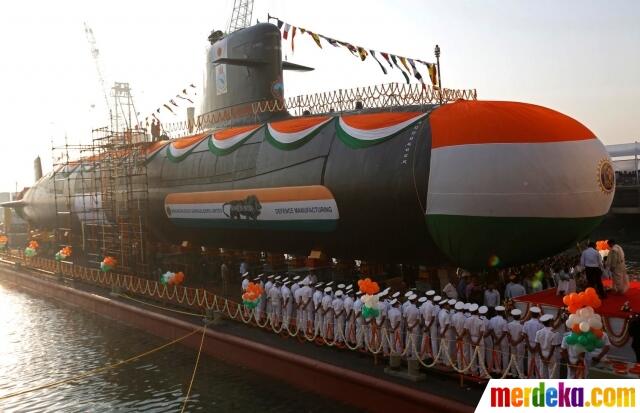 Ritual Mengarak Kapal Selam Kelas Scorpene Ketiga India ke Laut
