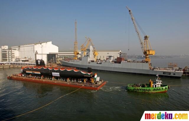 Ritual Mengarak Kapal Selam Kelas Scorpene Ketiga India ke Laut