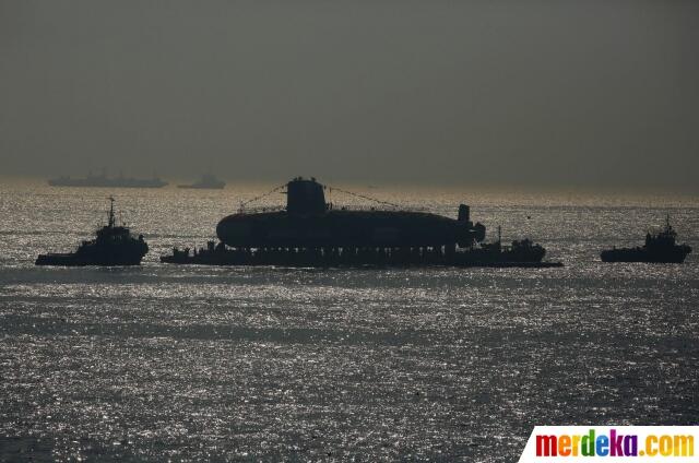 Ritual Mengarak Kapal Selam Kelas Scorpene Ketiga India ke Laut