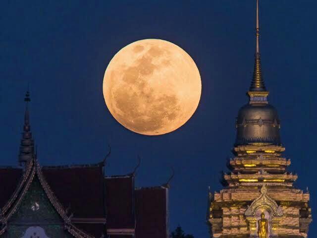 Namanya &quot;Blue Moon&quot; Tapi kok Warnanya Nggak Biru Ya?