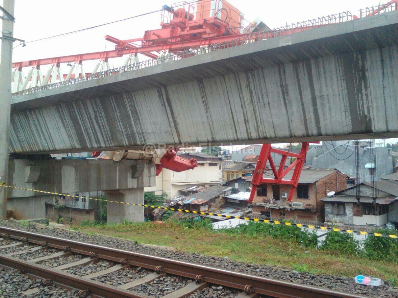Crane proyek double-double track kereta jatuh, 4 orang tewas