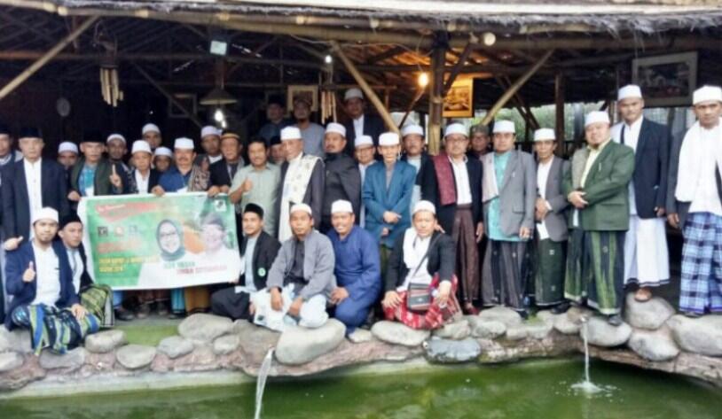 Jenguk Rachmat Yasin, Rombongan Ulama Bentangkan Spanduk Pasangan Cabup Bogor