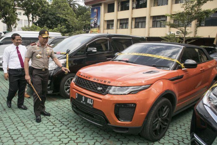 Mobil mewah bos SBL dan jemaah yang batal berangkat