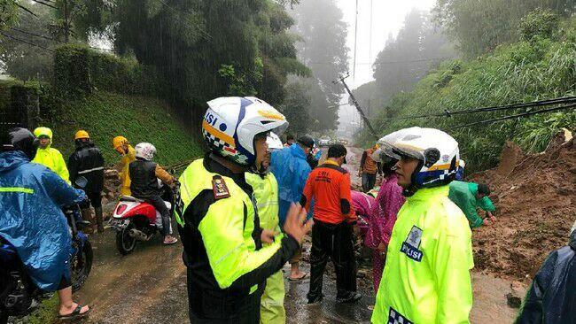 Foto: Longsor di Jalur Puncak yang Bikin Aspal Jalan 'Menggantung'