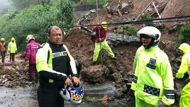 Foto: Longsor di Jalur Puncak yang Bikin Aspal Jalan 'Menggantung'