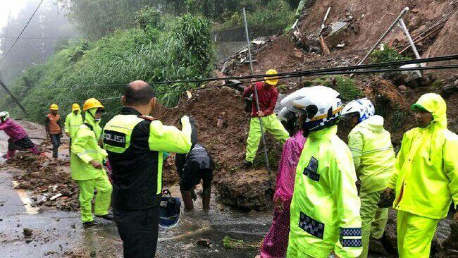 Foto: Longsor di Jalur Puncak yang Bikin Aspal Jalan 'Menggantung'
