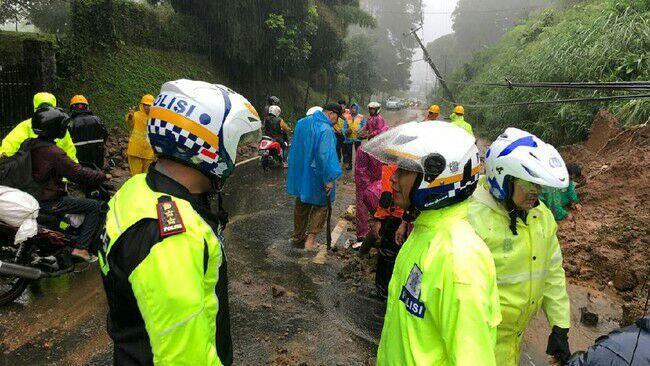 Foto: Longsor di Jalur Puncak yang Bikin Aspal Jalan 'Menggantung'
