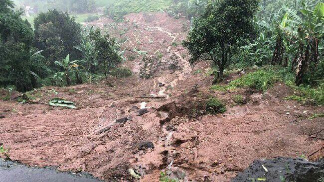 Foto: Longsor di Jalur Puncak yang Bikin Aspal Jalan 'Menggantung'