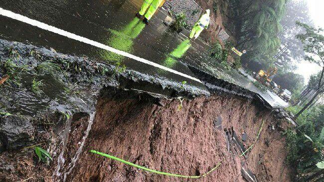 Foto: Longsor di Jalur Puncak yang Bikin Aspal Jalan 'Menggantung'
