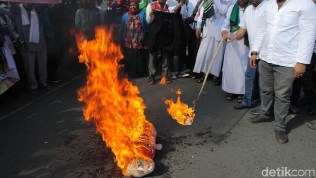 Demo Dukung 'Bikin Macho Waria', Massa Bakar Boneka Hello Kitty