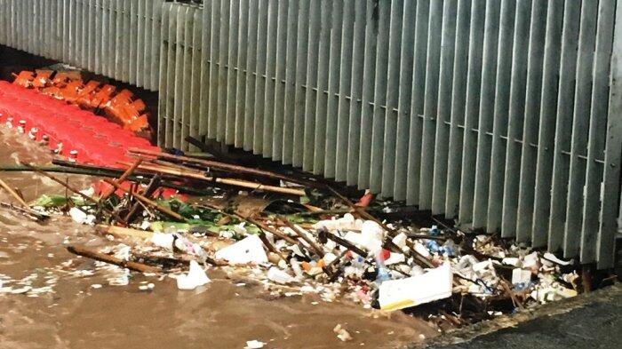 Ketinggian Air Mencapai 830 Centi Meter, Sampah Penuhi Pintu Air Manggarai