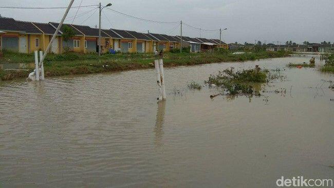 Miris, Warga Rumah Dp 1% Jokowi Tidur di Tengah Banjir