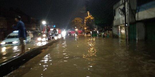 Banjir setinggi 2.5 meter, warga di 3 RW Kelurahan Rawajati dievakuasi