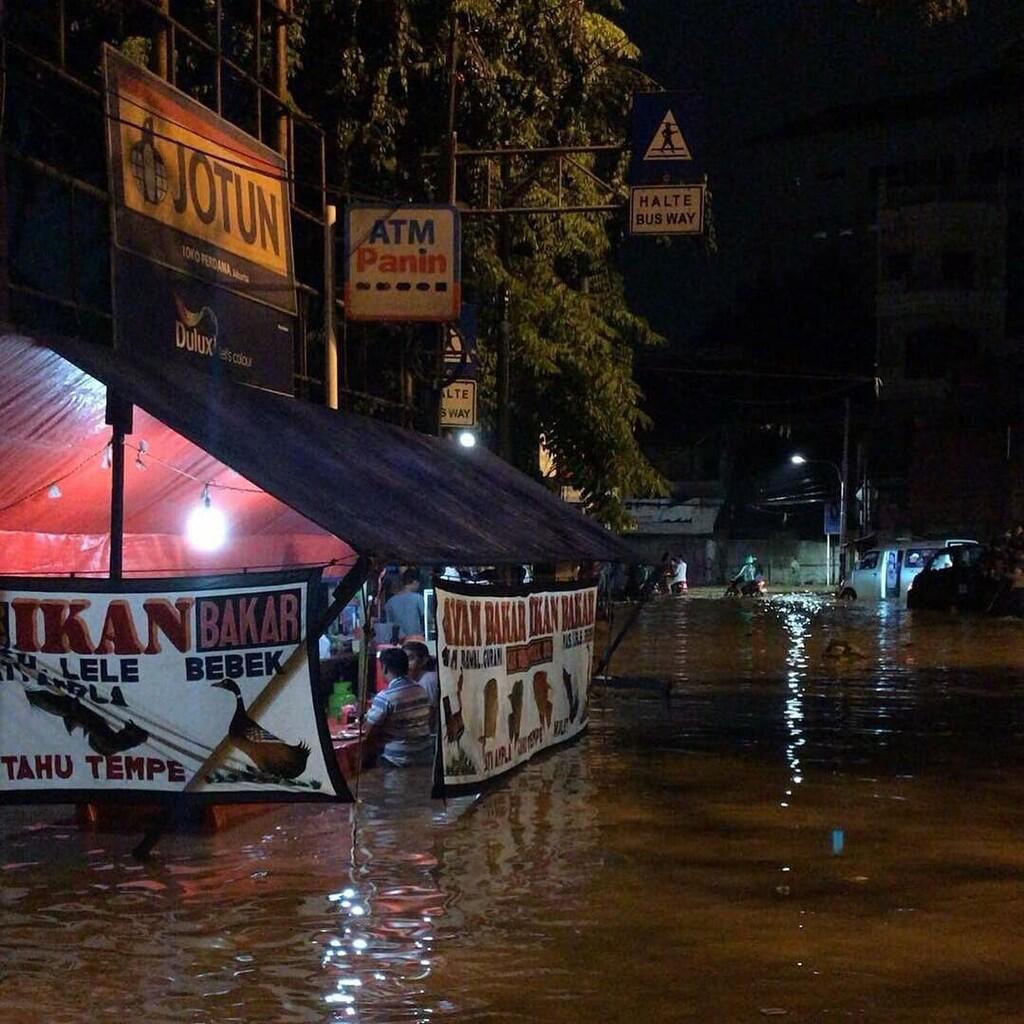 Banjir setinggi 2.5 meter, warga di 3 RW Kelurahan Rawajati dievakuasi