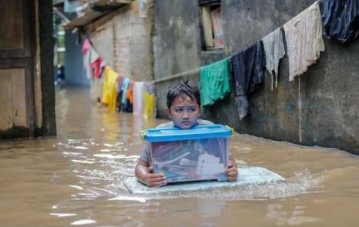 1.800 Boks Makanan Didistribusikan untuk Pengungsi Banjir di Jakarta Selatan