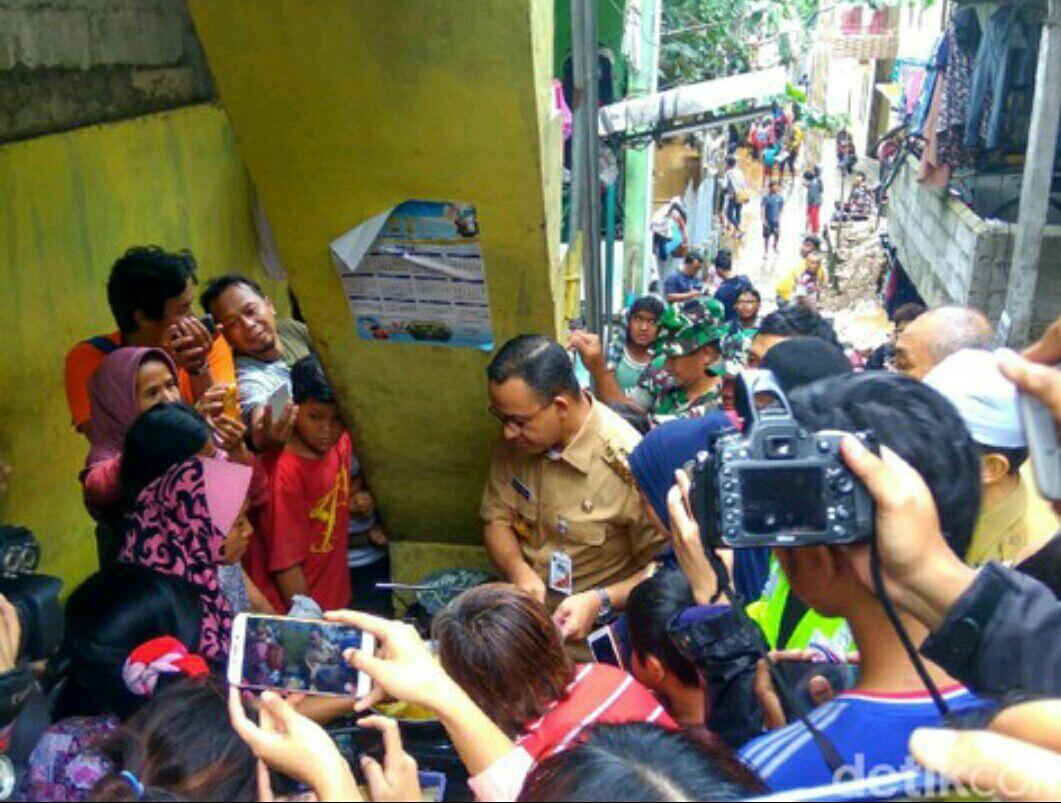 Sambil cek banjir di Kampung Arus, Anies beli pisang goreng