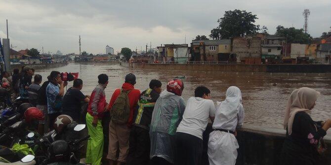 Dulu Dibenahi Ahok, Warga Kampung Pulo Kini Mejeng Lihat Banjir