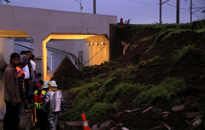 Drama penyelamatan dua korban longsor Bandara Soetta