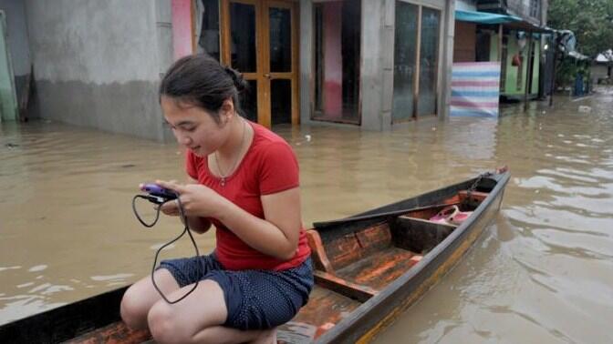 Anak-anak Ini 'Sulap' Banjir Jadi Wahana Bermain dan Berenang