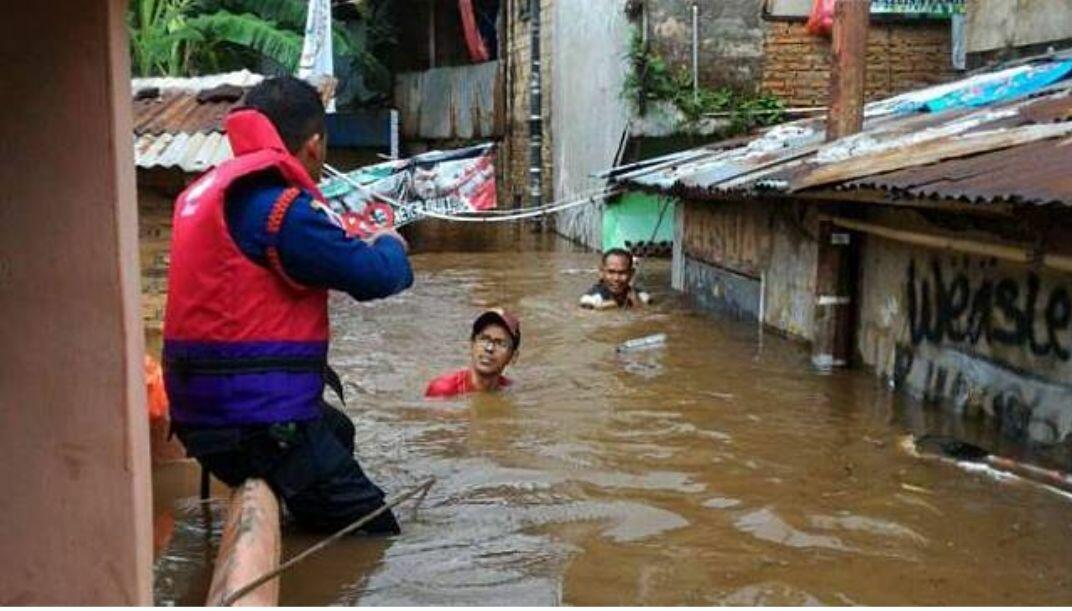 Banjir Di Pasar Minggu Sudah Seleher Orang Dewasa