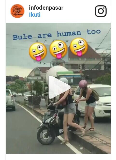 Video Bule Dorong Motor Lewati Trotoar Ini Jadi Viral, Warganet : Bule Juga Manusia, 