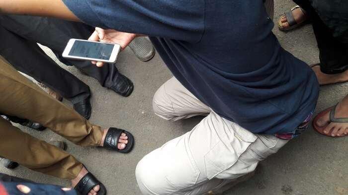 Tinjau Banjir, Gubernur Anies Pakai Sandal 'Nike'