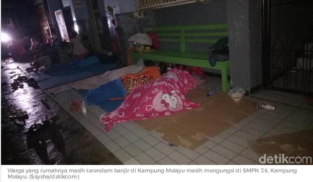 Pengungsi di SMPN 26 Kampung Melayu Keluhkan Listrik dan Air Bersih