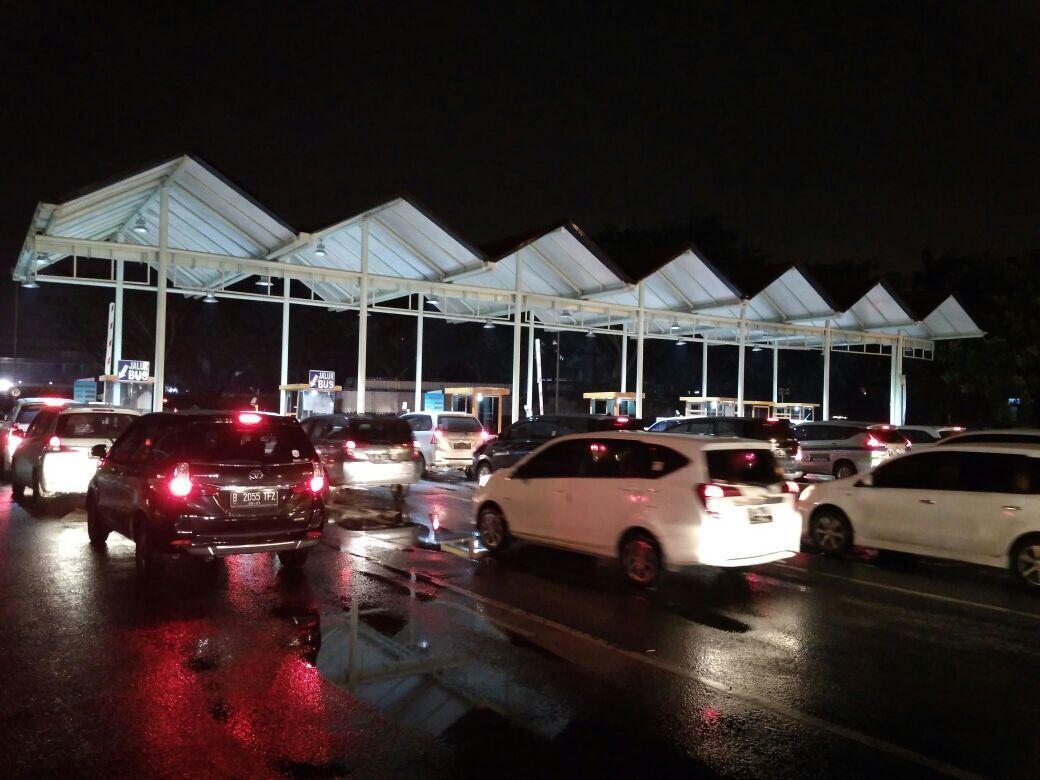 Di Bandara Wajib Pakai Kartu Non Tunai Untuk Akses Parkir ...