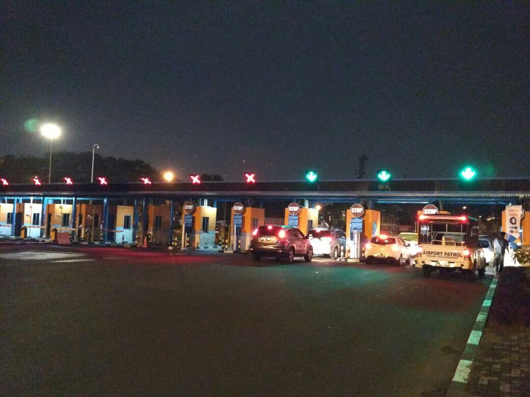 Di Bandara Wajib Pakai Kartu Non Tunai Untuk Akses Parkir ...